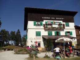Alpine Splendor: Trekking from Meran to Lake Garda's Beauty (15)