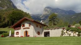 Alpine Splendor: Trekking from Meran to Lake Garda's Beauty (7)