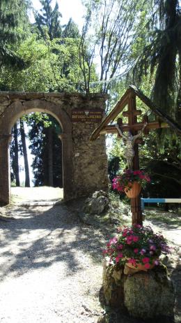 Alpine Splendor: Trekking from Meran to Lake Garda's Beauty (6)